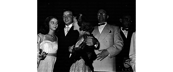 Venezia Gino Leurini abbraccia Anna Maria Pierangeli e Lois Maxwell, nella sala del palazzo del Cinema al Lido di Venezia, durante una serata del festival cinematografico presenziata da Giovanni Ponti