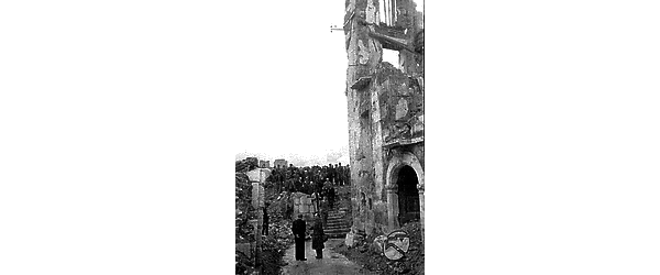 Cassino De Nicola, in compagnia di un gruppo di personalità, visita l'abbazia di Montecassino, distrutta dai bombardamenti