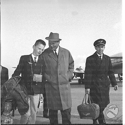 Il borgomastro di Berlino Ovest, Willy Brandt, con il figlio Peter, in transito sulla pista di Fiumicino - piano americano