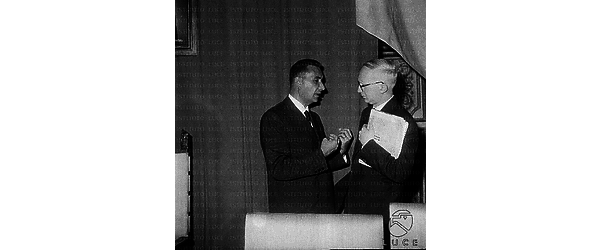 Roma Aldo Moro conversa con un uomo di profilo durante una riunione della DC