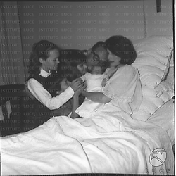 Silvana Mangano in clinica con i figli e il marito Dino De Laurentiis in occasione della nascita della nascita di Francesca - piano americano