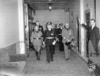 Berlino Il ministro Ribbentrop, accompagnato dall'ambasciatore Attolico e da una personalità italiana in uniforme della milizia, attraversa un corridoio dell'albergo Adlon