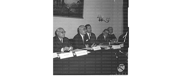 Tavolo degli oratori in occasione di un convegno organizzato dalla D.C.; da destra si riconoscono: padre Gabriele Sinaldi, Gianni Camindoli, Luciano Paolicchi, Luigi Volpicelli ed altra personalità - totale