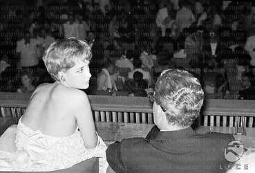 Venezia Silvia Syms e Basil Dearden seduti di spalle sulle poltrone del cinema