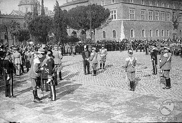 Roma Il re, Mussolini, autorità militari e politiche in alta uniforme attendono ai piedi dell'Altare della Patria in piazza Venezia