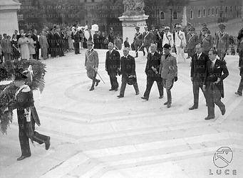 Roma Il borgomastro di Vienna con Bottai ed altre autorità sale le scale del Vittoriano per deporre una corona di alloro sulla tomba del Milite Ignoto