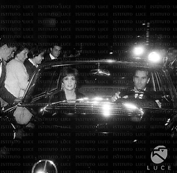 Gina Lollobrigida ed il marito arrivano al cinema a bordo di un'auto che viene circondata da fans e fotografi