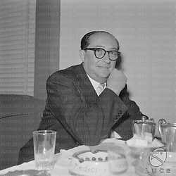 Henry Koster seduto al tavolo di un locale - piano americano