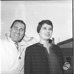 Alberto Sordi e Silvana Mangano all'aeroporto di Ciampino - piano medio