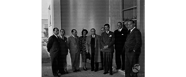 Roma Il sottosegretario Vischia, in visita a Cinecittà, posa con Tito Marconi, dirigenti di Cinecittà, e personalità