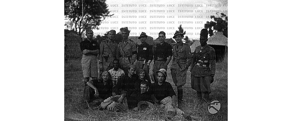 Foto di gruppo di camicie nere con il vice comandante Vernè
