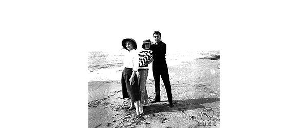 Lynn Shaw con Alessandra Panaro e Fulvio Carrara sulla spiaggia. Totale