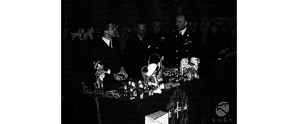Roma Uomini in divisa e in borghese intorno al tavolo dei doni della Befana Fascista