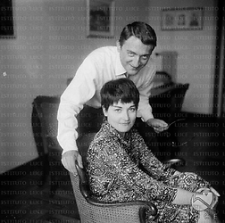 Franco Parenti in casa, chinato verso la moglie Franca Tamantini, seduta su una poltroncina - piano americano