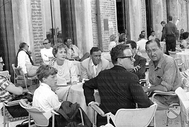 Venezia Silvia Syms a Venezia seduta ad un tavolino di un bar all'aperto in compagnia di alcune persone; alla sua destra un bambino, al centro di spalle Basil Dearden