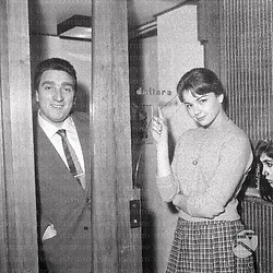 Roma Toni Dallara e Lorella De Luca davanti ad una cabina di ascolto nella casa discografica Ricordi