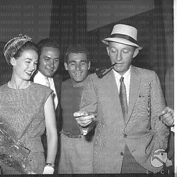 L'attore Bing Crosby con la moglie fra altre due persone in un interno - piano americano