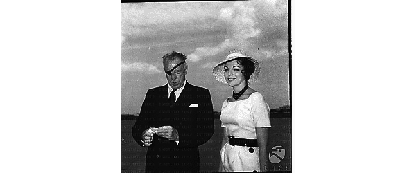 Jean Collins ripresa accanto a Raoul Walsh all'arrivo in aereoporto - piano americano