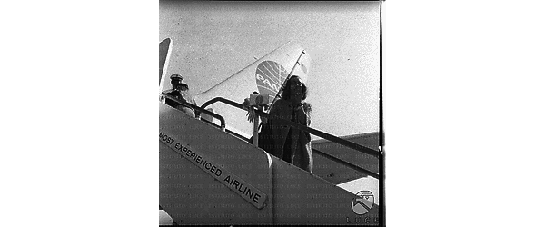 L'attrice Gloria Swanson si imbarca su un aereo della Pan Am - piano americano