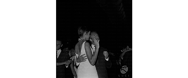 Luciano Salce e Barbara Steele mentre ballano in occasione della serata per la consegna del premio Torre Eiffel