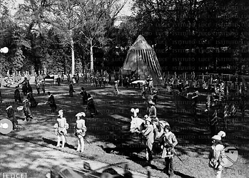 Firenze Figuranti in costume schierati in uno spazio all'interno dei Giardini di Boboli; sullo sfondo una tenda