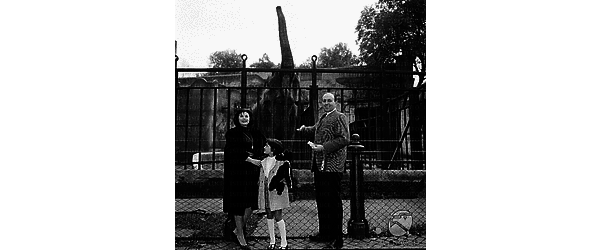 Elaine Eden con la figlia e il marito vicino al padiglione degli elefanti - totale