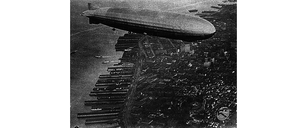 Il dirigibile Zeppelin sorvola una città portuale