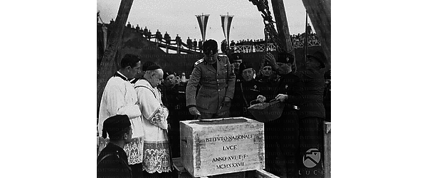 Roma Mussolini sigilla con la calce la prima pietra della nuova sede dell'Istituto Nazionale Luce