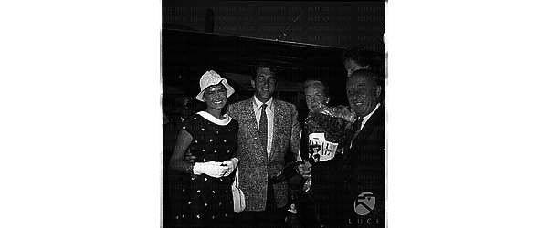 L'attore Dean Martin all'aeroporto di Ciampino, sulla sinistra l'attrice Eva Bartok e a destra forse la moglie dell'attore, accanto a loro un altro uomo - piano americano