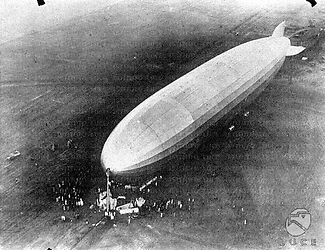 Il dirigibile Zeppelin fermo nella pista