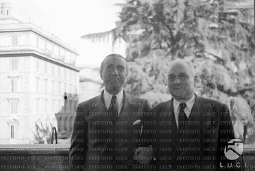 Roma L'ambasciatore Dunn ed il ministro Del Vecchio posano per una foto ricordo su un balcone del Ministero delle Finanze in occasione della sottoscrizione di un accordo sulla cessione di beni americani all'Italia