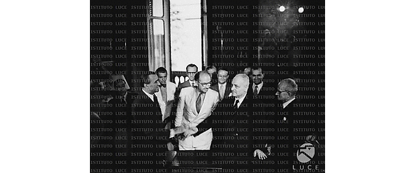 Roma Stretta di mano tra il ministro Del Vecchio e l'ambasciatore Dunn in una sala del Ministero delle Finanze in occasione dell'accordo sulla cessione di beni americani all'Italia