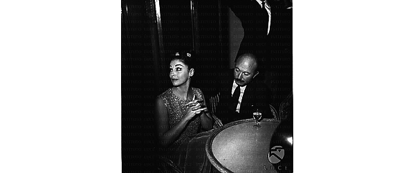 Anna Maria Pierangeli e Armando Trovajoli seduti ad un tavolo del ristorante Palazzi in occasione di un cocktail in loro onore - piano medio