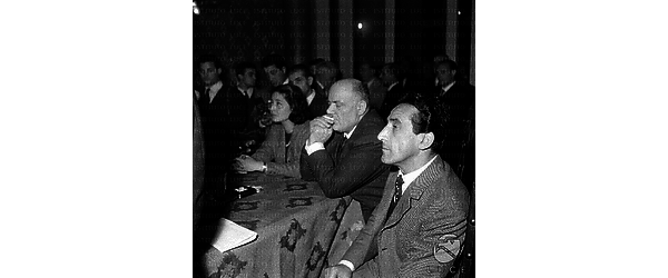 Arnoldo Foà ascolta gli interventi, alla sua destra sono seduti Fernando Santi e Lea Padovani