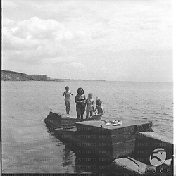 Tre bambini sul molo di Santa Marinella con Ingrid Bergman - campo medio