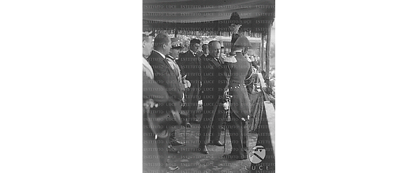 Roma Mussolini consegna una decorazione al valore sul palco delle autorità durante la festa dei RR.CC. celebrata nella piazza d'armi della caserma "Vittorio Emanuele II" (oggi "Orlando De Tommaso")