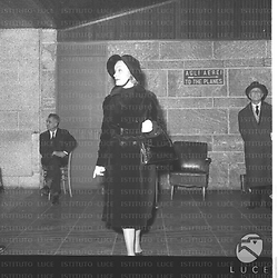 Marlene Dietrich in un corridoio dell'aeroporto di Ciampino. Totale