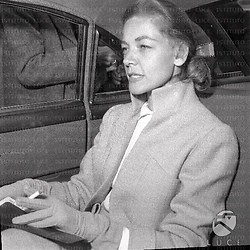 Laureen Bacall in auto