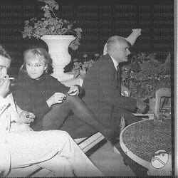Moravia seduto con Laura Betti ed altre persone nella terrazza di casa Roloff - totale