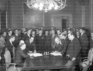 Roma Firma dell'accordo italo-argentino sull'emigrazione; intorno al tavolo, di fronte al ministro Carlo Sforza e al Sottosegretario Giuseppe Lupis, siedono le autorità argentine