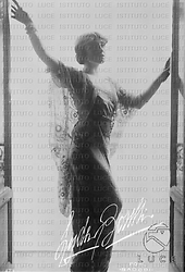 L'attrice Lyda Borelli posa in una fotografia illuminata dalla luce esterna