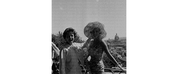 Ida Lupino e Jayne Mansfield posano sorridendo - piano medio