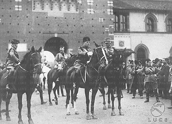 Perugia Mussolini, un generale,  De Vecchi e un altra personalità a cavallo