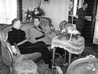 Berlino I ministri Ribbentrop e Ciano, seduti in una stanza dell'hotel Adlon, conversano