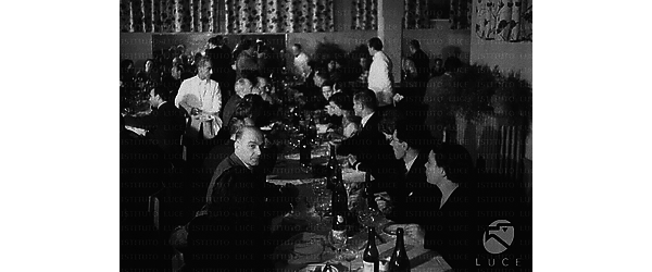 Roma Tavolata di invitati in una sala ristorante durante un pranzo offerto a una delegazione in visita all'Istituto Nazionale Luce e a Cinecittà