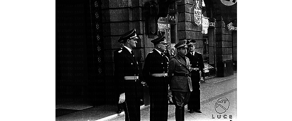 Berlino Von Mackensen e un'autorità italiana, in uniforme della milizia, attendono davanti all'hotel Adlon