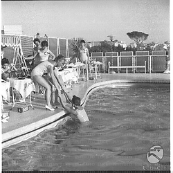 Le ragazze del concorso di bellezza Grand Prix Tè Maraviglia nella piscina dell'hotel Caesar Augustus - campo medio