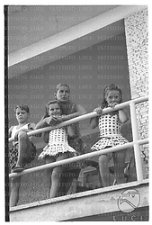 Ingrid Bergman nella villa di Santa Marinella con i figli Robertino, Isabella e Isotta - totale