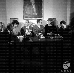 Sylva Koscina, Lizzani, Comencini, Salvatore Sciascia ed altre personalità al tavolo degli oratori