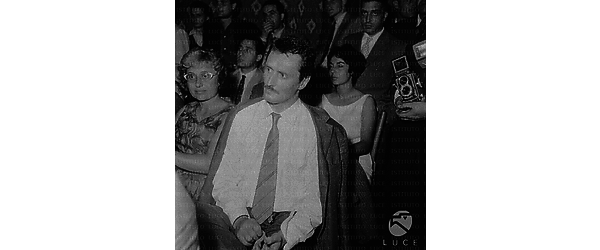 Pietro Germi e Alberto Sordi seduti tra il pubblico